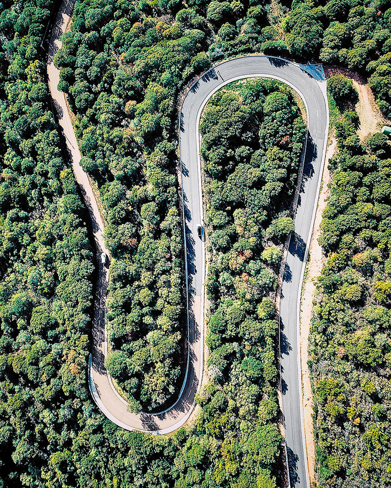 Klikatá silnice na francouzském ostrově Korsika vede ve skutečnosti do poměrně příkrého kopce. Kdo by to byl řekl?
