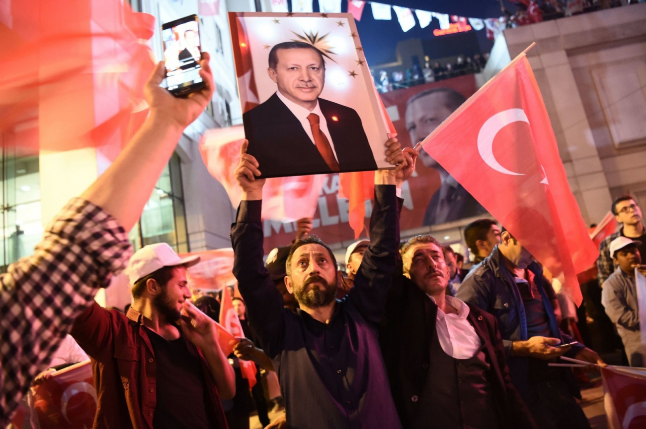 Polovina Turků posílení Erdogana schvaluje. Ta druhá se obává, co teď se zemí bude.