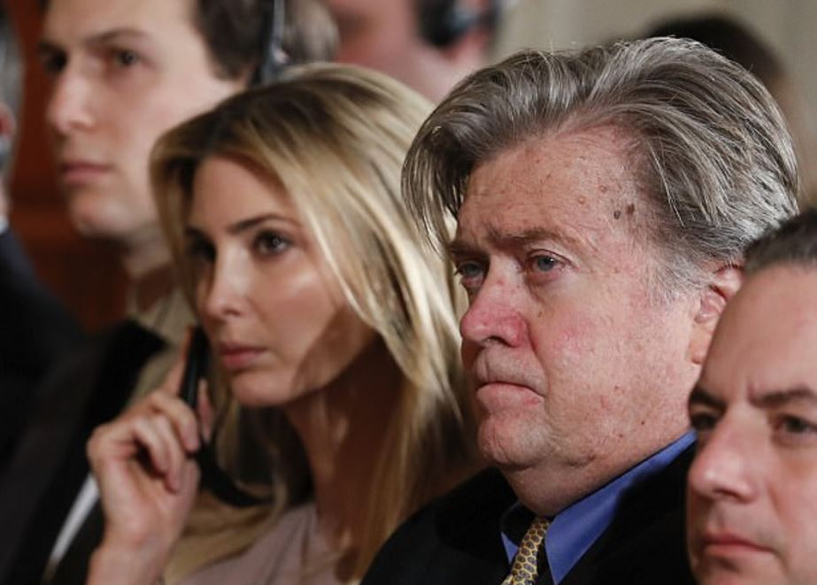 Kontroverzní poradce Donalda Trumpa Steve Bannon byl "odejit" z Bílého domu. V pozadí jeho vyhazovu by měla být prezidentova dcera Ivanka.