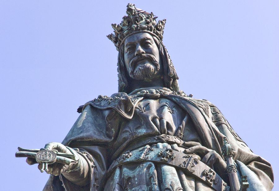Socha Karla IV. poblíž Karlova mostu. Dočkáme se toho, že politicky korektní aktivisté budou požadovat její stržení?