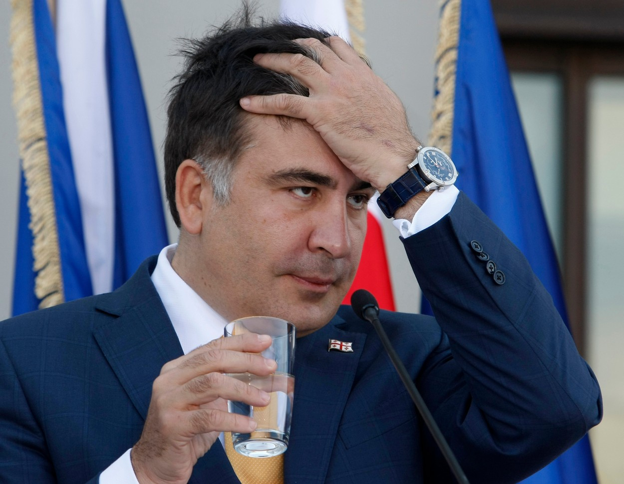 Gruzínský exprezident Michail Saakašvili má problém. Doma v Gruzii je trestně stíhán, Ukrajina ho zbavila občanství a hodlá ho vydat spravedlnosti a on tak bude nejspíše muset žádat o azyl v USA.