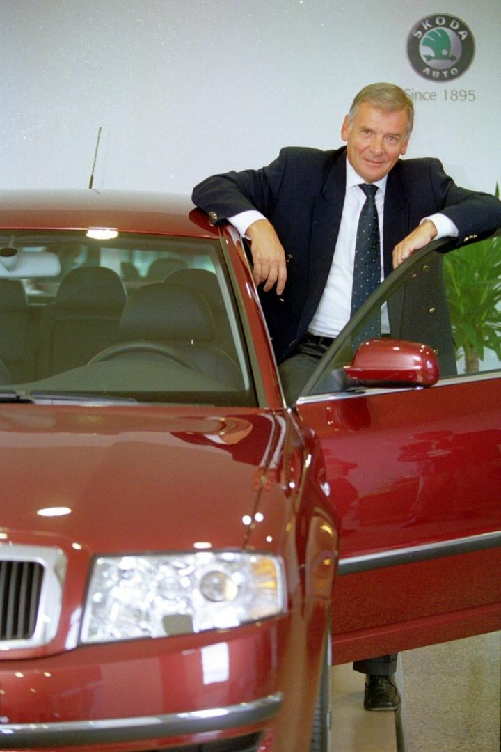 Kulhánek jako bývalý generální ředitel Škoda Auto a Škodovka prý patří k sobě. Zda je to vhodné deklarovat nabídkou auta za hlas, ponecháme na vkusu každého voliče.