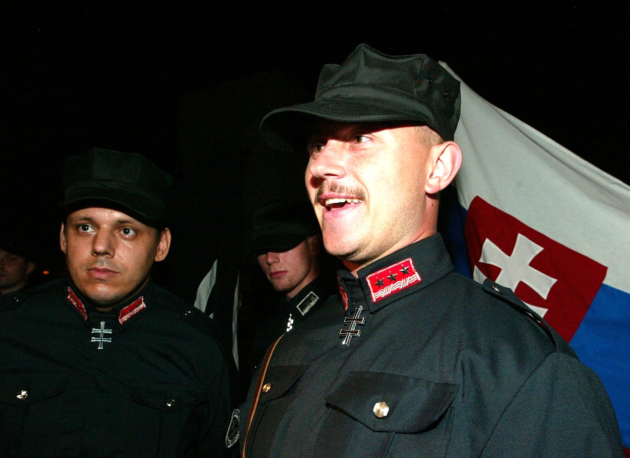 Kotleba je rozpolcená osobnost. Obléká se jako neonacista, projevuje se jako neonacista, ale tvrdí, že není neonacista.