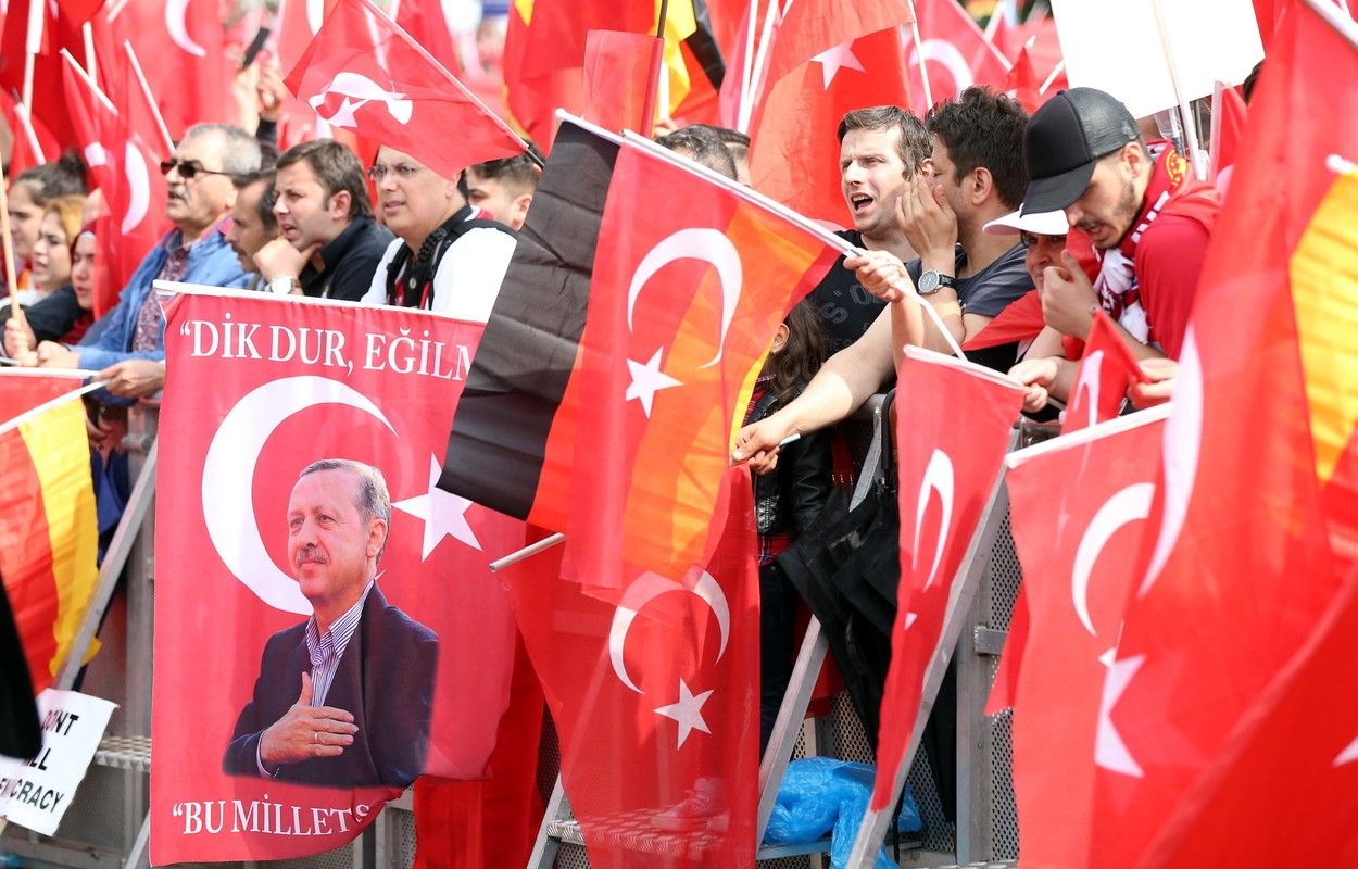 Turci nejen v Německu, ale i v ostatních evropských zemích dávají najevo, že despotický prezident Erdogan je jejich srdcím bližší než liberální demokratická Evropa.