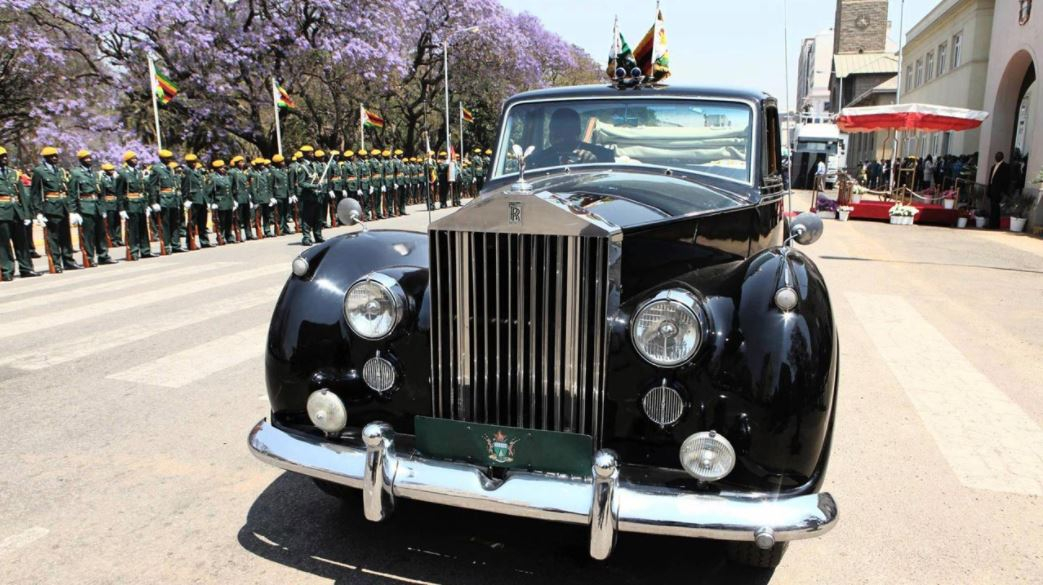 Zálibu v extravagantních vozech zdědil Robert po otci. Ten vlastní Rolls-Royce Phantom IV, kterého se vyrobilo jen 18 kusů.
