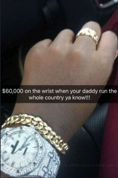 Mugabeho druhý syn Chatunga má moc krásné hodinky. A náramky. To se tak někdo má, když má tatínka zkorumpovaného prezidenta.