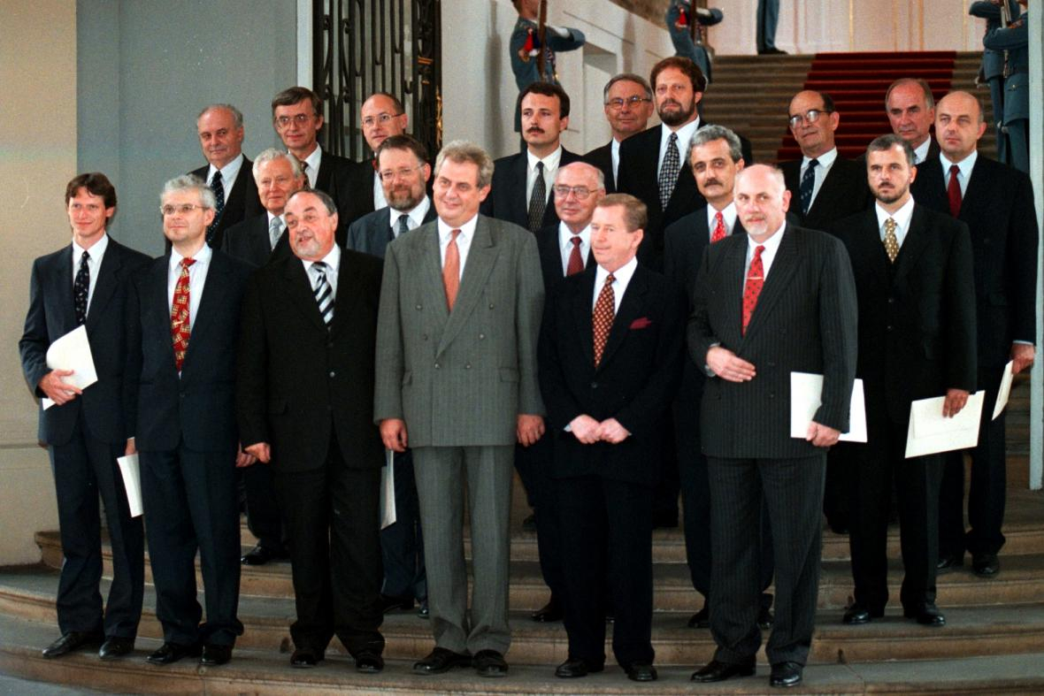 Vláda Miloše Zemana vzniklá na základě opoziční smlouvy v roce 1998 je doposud jedinou vládou, která dokázala přežít celé čtyřleté volební období.