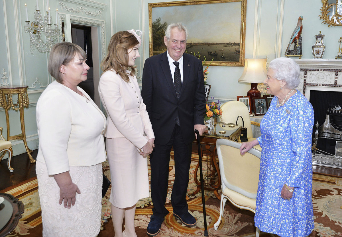 Česká první rodina, včetně nezbedné ratolesti Kateřiny, na návštěvě u britské královny.