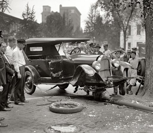Náraz do lampy. Rok, 1926, auto bouračku zvládlo celkem obstojně.