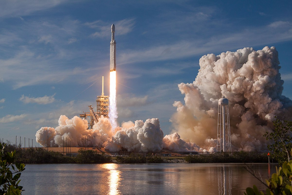 SpaceX založil Elon Musk v roce 2002. Společnost postupně představila nosné rakety Falcon 1 a Falcon 9 a kosmickou loď Dragon. Žhavou novinkou je nosná raketa Falcon Heavy, což je v současnosti nejsilnější nosná raketa.