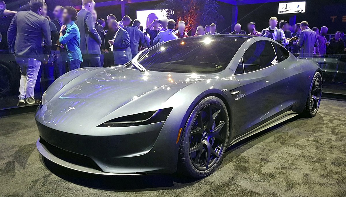 Automobilka Tesla začala s masovou výrobou elektromobilů v roce 2008. Prvním modelem, který firmě zajistil mimořádnou publicitu byl Tesla Roadster. Do dvou let by měl z výrobních linek sjet nový model tohoto sportovního vozu. 