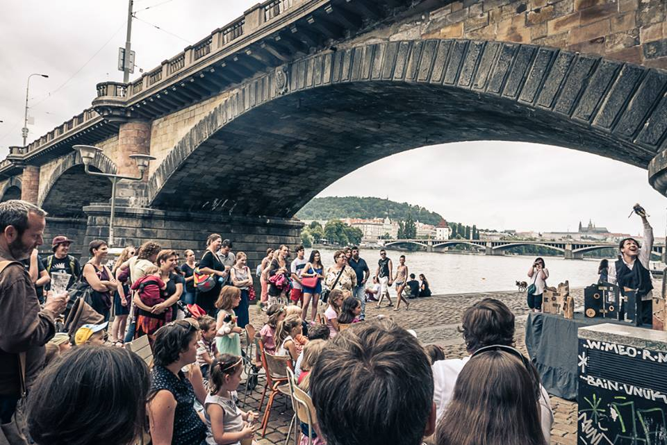Místo hipsterů a podnapilé mládeže letos Rašínovo nábřeží zaplní bagry a řemeslníci.