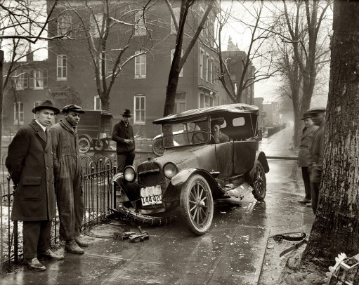 Nehoda na zledovatělé silnici, přibližně rok 1920, Washington D.C. Všimněte si, že auto má na zadních kolech řetězy.
