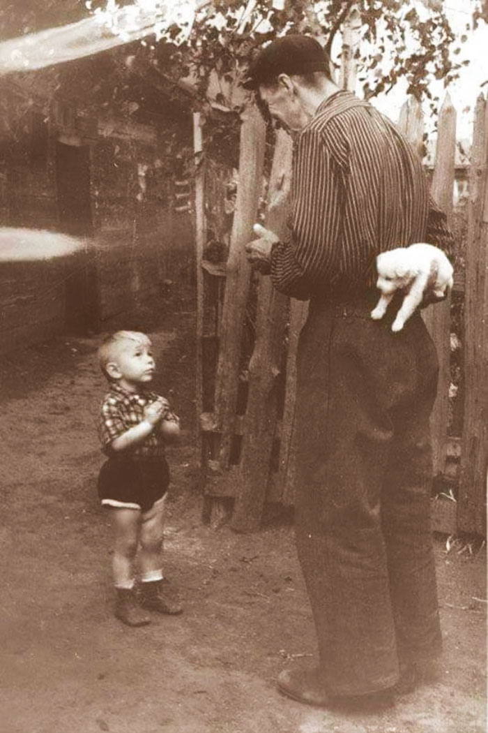 Pár okamžiků od opravdového štěstí. Snímek z roku 1955.