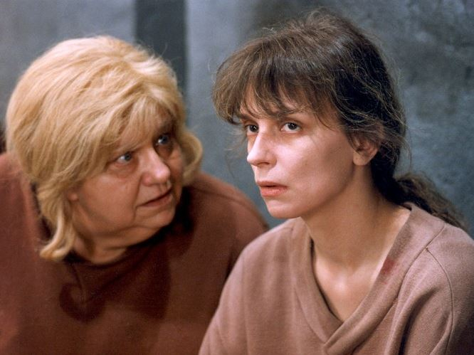 Minisérie Přítelkyně z domu smutku vznikla podle stejnojmenné literární předlohy Evy Kantůrkové v roce 1992. Na snímku Helena Růžičková a Ivana Chýlková.