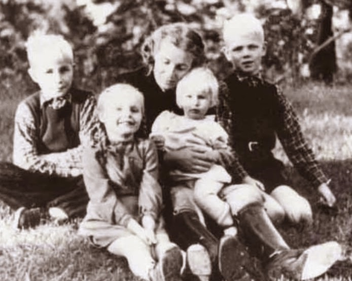 Lina měla s Heydrichem celkem čtyři děti. Říšský protektor byl vzorným manželem i otcem.
