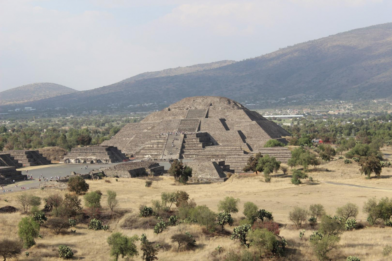 Pyramida Měsíce a menší chrámy pod jejím úpatím. 