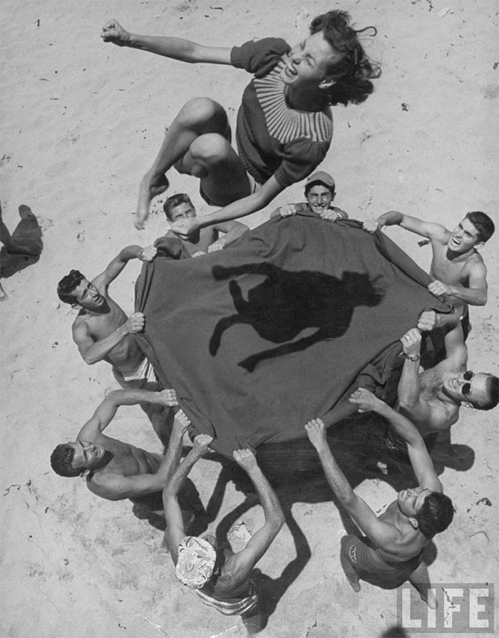 Plážové radovánky v roce 1948.