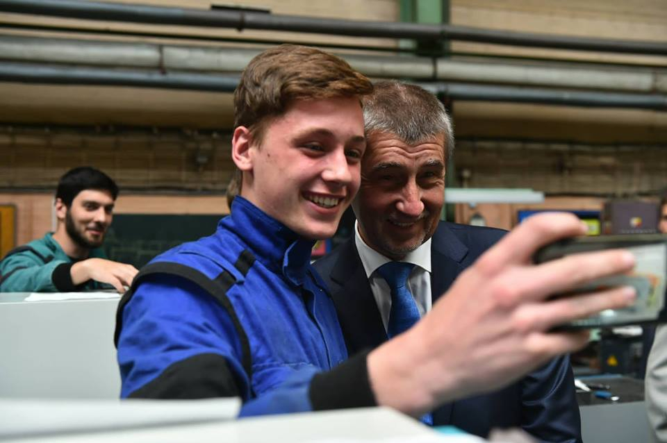 Student ukazuje Andrejovi na mobilu kampaň