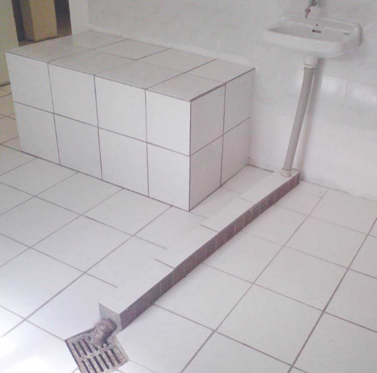 Velice praktické řešení. Když dáte pozor na schod, přejdete koupelnu suchou nohou.