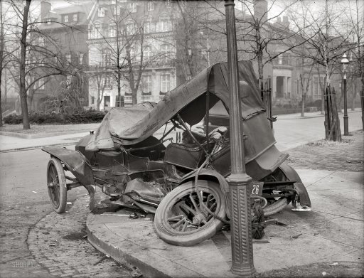 Bouračka ve Washingtonu, rok 1917. Auto má poznávací značku zřejmě s číslem 26.