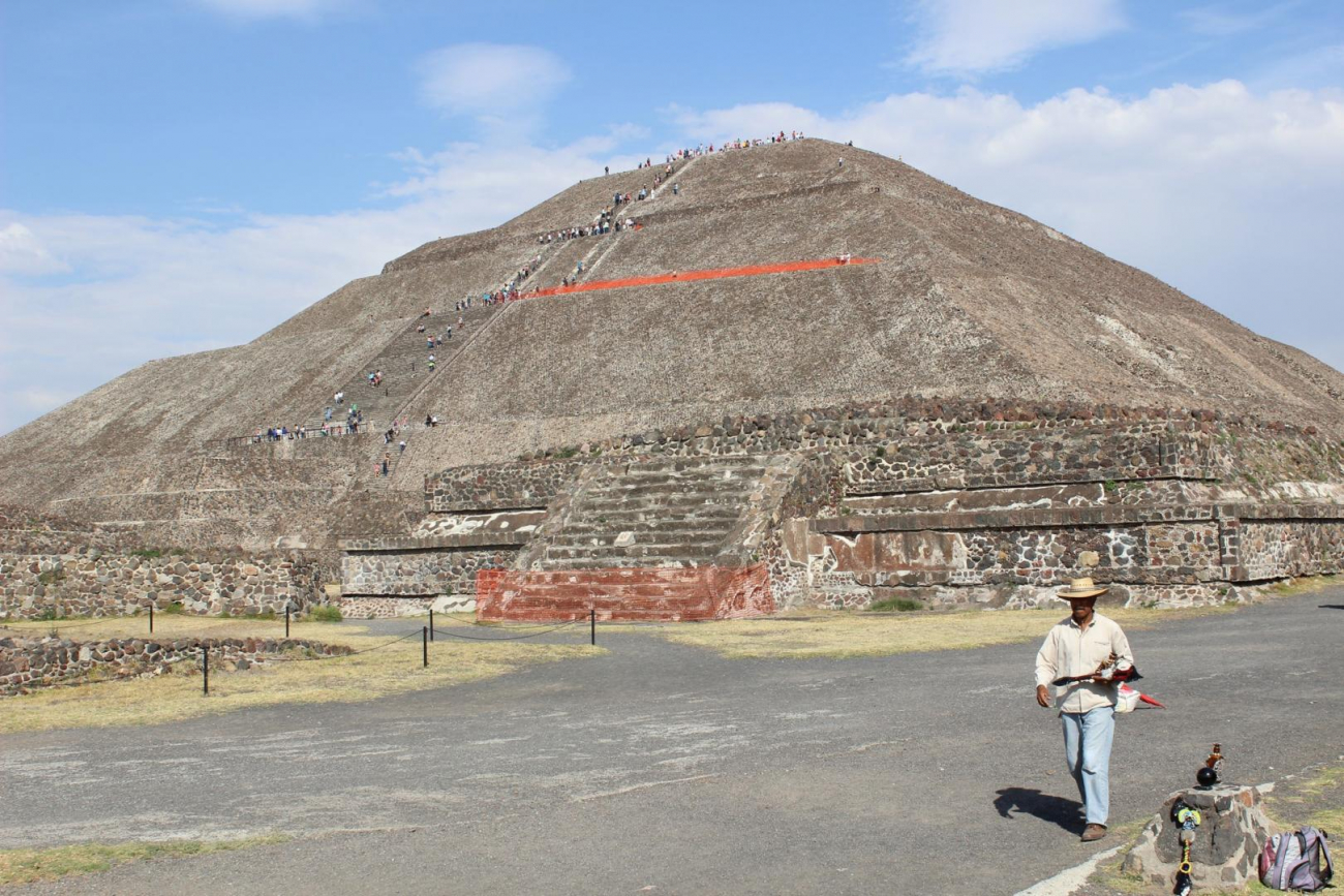 Schody na vrchol pyramidy Slunce jsou velmi příkré.