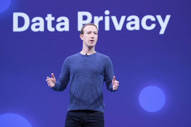 Zuckerbergovi skandál se zneužitím privátních dat uživatelů Facebooku vaz nesrazil.