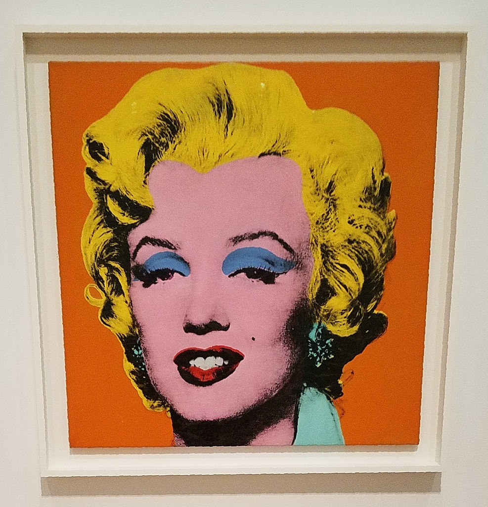 Andy Warhol se věnoval také tvorbě portrétů slavných osobností. Například Marylin Monroe.