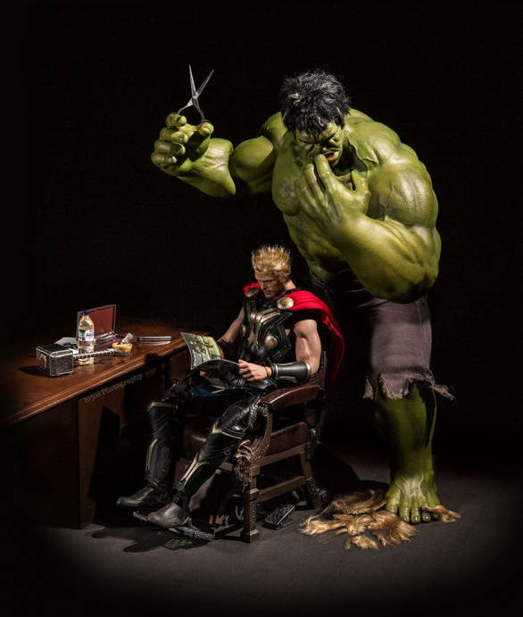 Thór nebo Thor? Na krátko je to lepší...Jindy se jedná o typický situační humor, jako když Hulk-holič zbaví Thora jeho slavné blonďaté kštice. Nehoda nebo záměr? Fanoušci vědí, že zelený obr a polobůh z Asgardu se navzájem moc nemusí...