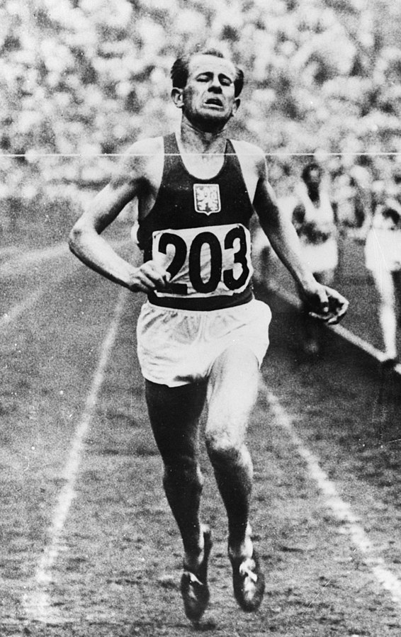 Finišující Emil Zátopek. Na olympijských hrách v Helsinkách v roce 1952 dosáhl na zlatý hattrick. Vyhrál běh na 5 km, 10 km i maratón. 