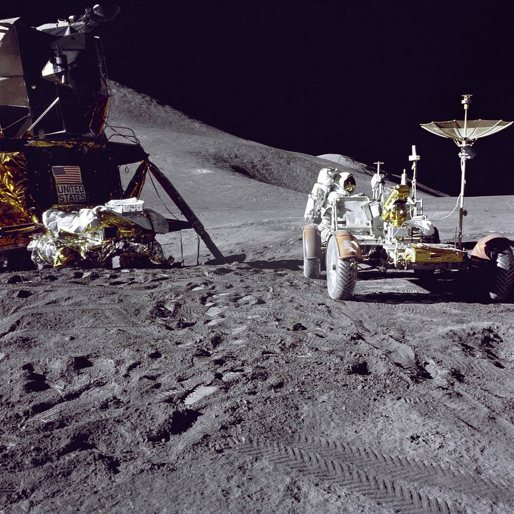 Pilot lunárního vozítka James Irwin nakládá Rover vybavením. 