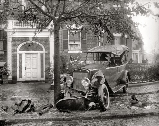 Zimní nehoda, cca. 1920. Obětmi byly poštovní schránka, sloup osvětlení a telefonní stanoviště. 