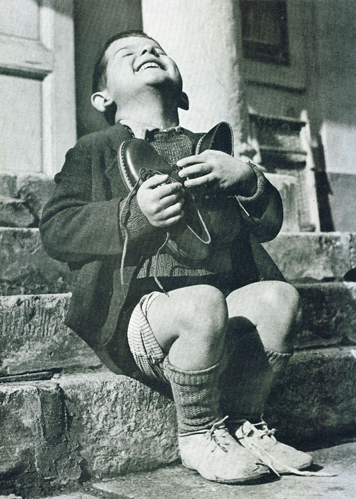 Rakouský chlapec dostal nové boty. Aspoň na chvíli zapomene na tragédii právě probíhající druhé světové války.