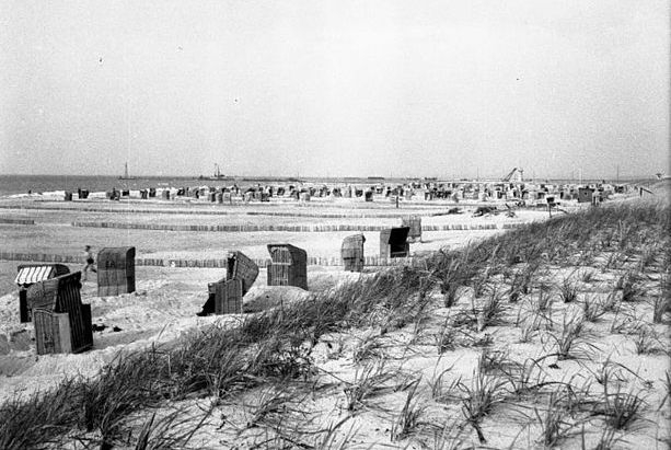 Pohled na pláž Baltského moře nedaleko Warnemünde v červenci 1949.