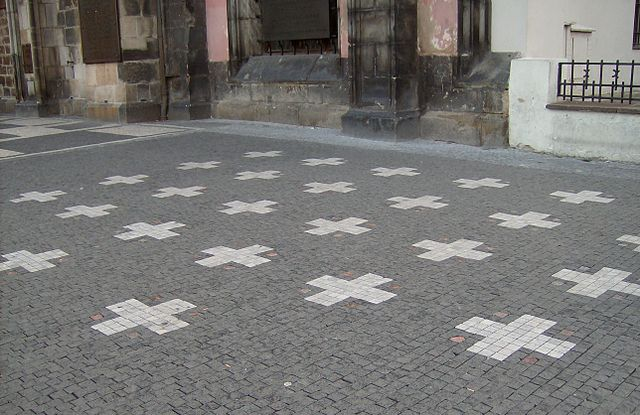 V místech tehdejšího popraviště se nyní na dlažbě nachází 27 křížů.