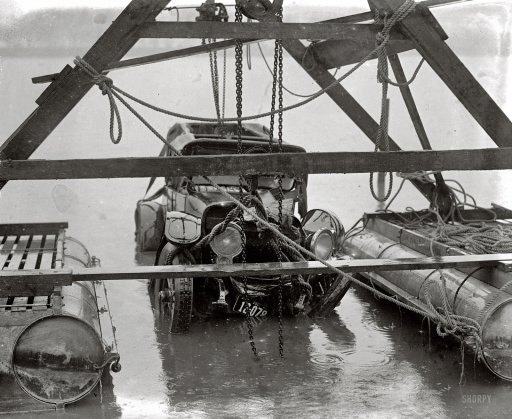 Auto ve vodě, 31. prosinec 1923. Dva pasažéři se utopili na místě, třetí zemřel po propuštění z nemocnice kvůli chybné diagnóze. 