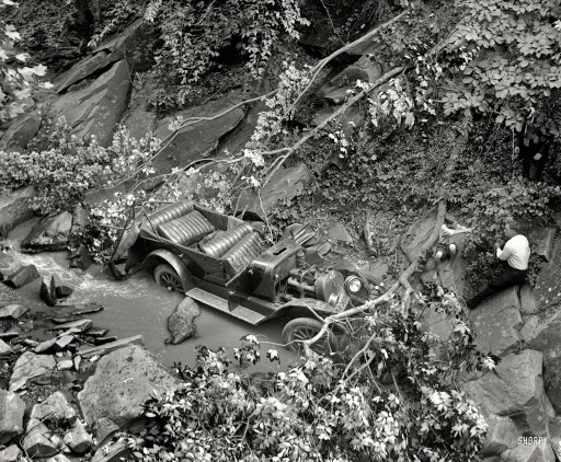 Rok 1923, 30. červenec. Pád z desetimetrového srázu. Nehoda se stala v šest ráno, auto jelo rychlostí přes 110 km/h. Tři pasažéři vyvázli bez vážných zranění, dvacetiletá žena skončila v nemocnici. Následek divokého večírku... 