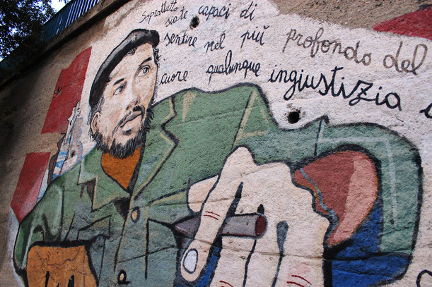 Che Guevara. V malované sbírce Kdo je kdo v dějinách levice nemůže chybět ani mládežnická ikona revoluce, Ernesto Che Guevara, samozřejmě s povinným doutníkem.