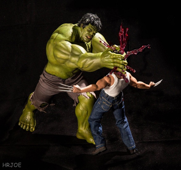 Slavný Hulk Smash. Hulkův slavný útok oběma rukama nepřežije nikdo. Tedy s výjimkou Wolverina, jehož hlava se dokáže poskládat dohromady i z podobného tlesknutí. Nádherně "zastavená" fotka, který vzdává hold minisérii Hulk vs. Wolverine.