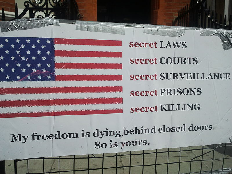 Plakát před ekvádorskou ambasádou v Londýně.