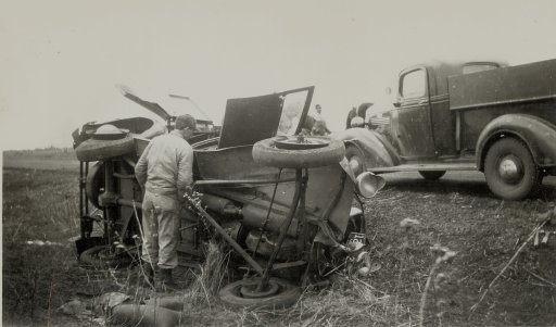 Převrácené auto v Kansasu. Všimněte si jak úzké jsou pneumatiky a jak primitivní konstrukci má podvozek.