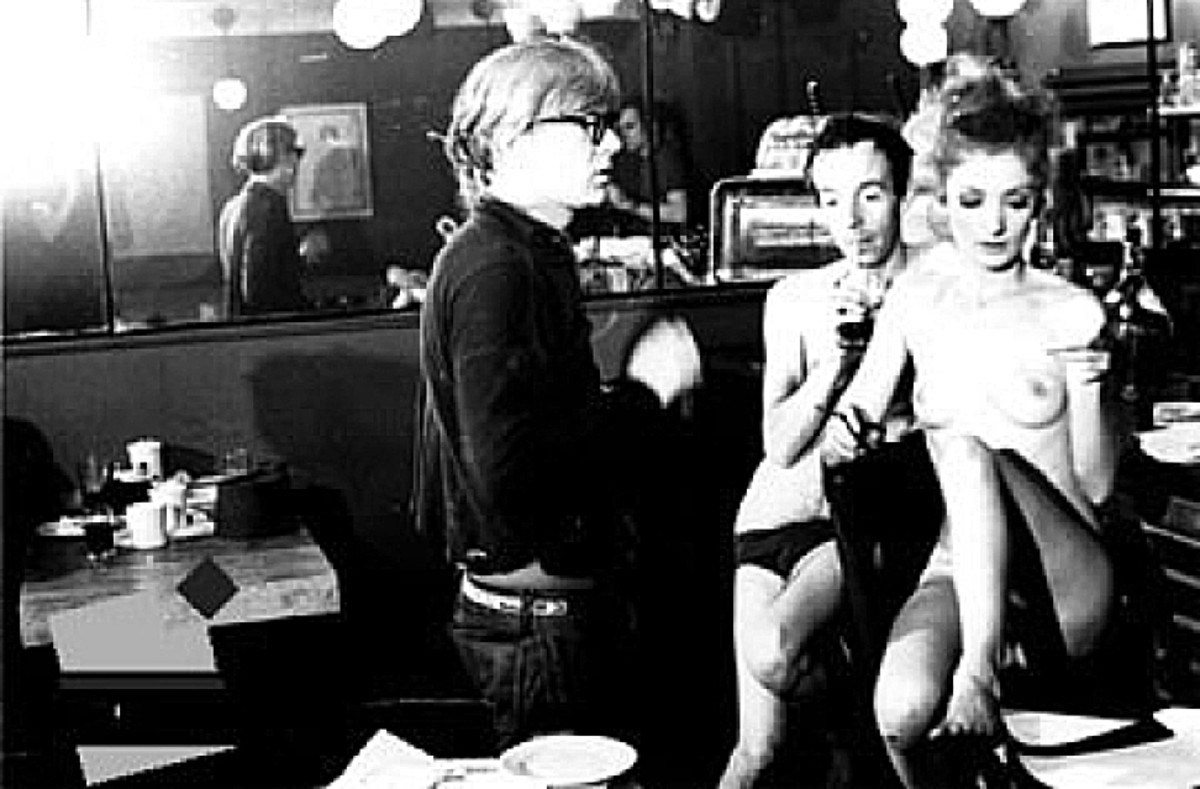 Andy Warhol a jeho herci během natáčení The Nude Restaurant.