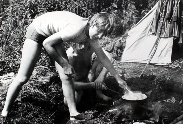 Angela jako mladá tábornice. Historický snímek z roku 1973.