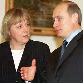Angela Merkel s Vladimirem Putinem při setkání státníků v Moskvě v roce 2002.