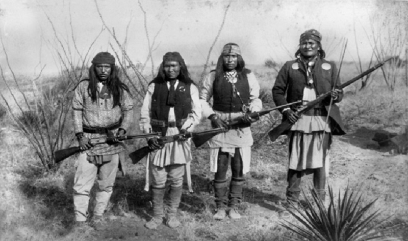 Geronimo (vpravo) a jeho spolubojovníci