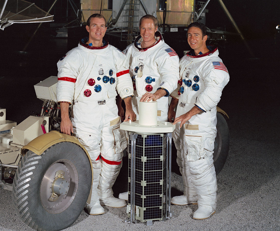 Posádka Apolla 15: David Scott, Alfred Worden a James Irwin.