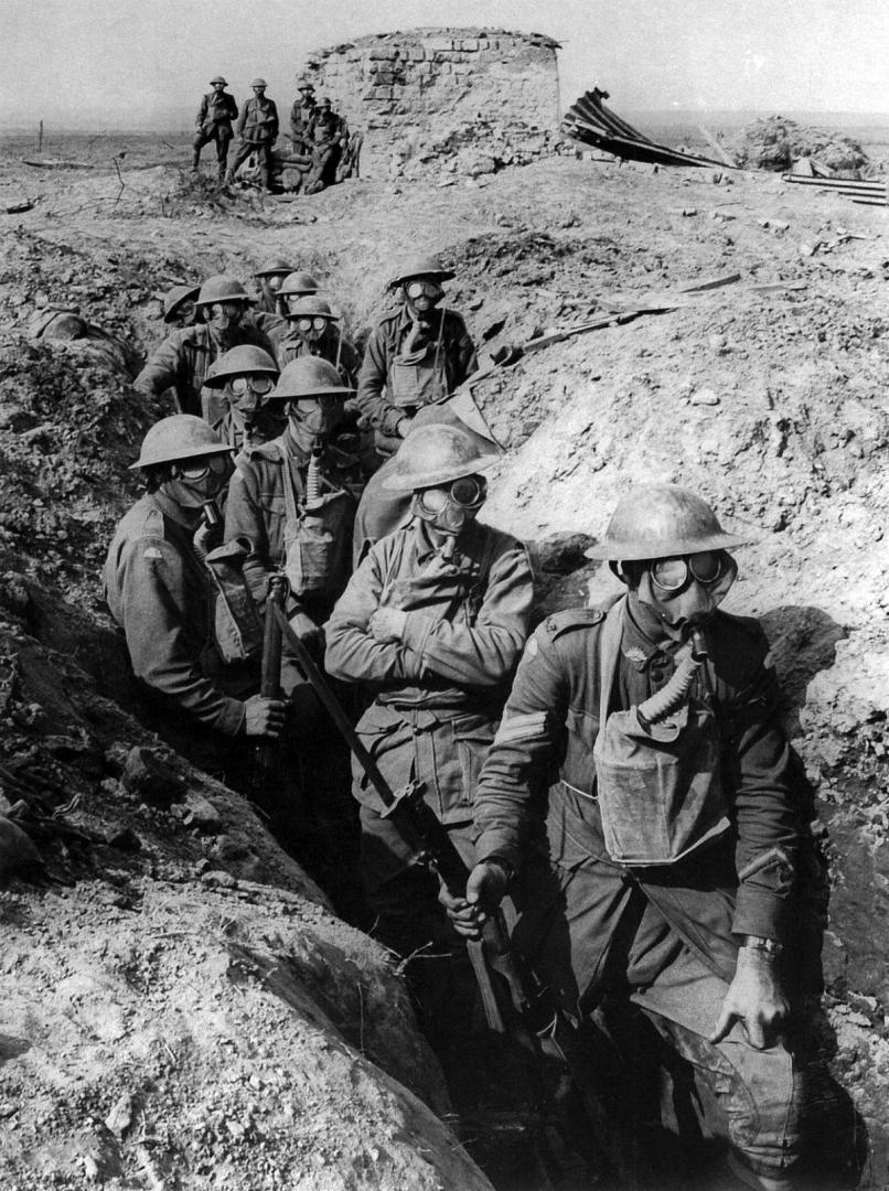 Australská pěchota s plynovými maskami (1917).