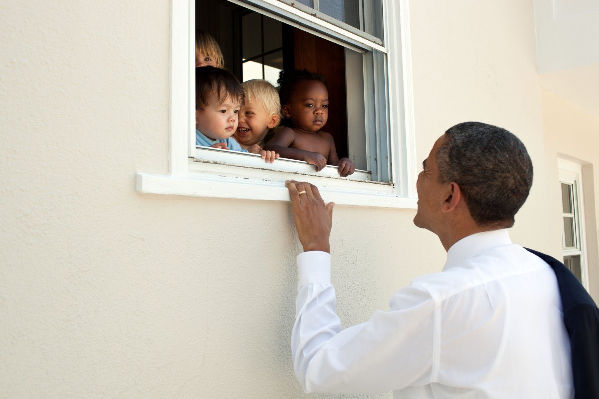 Obama také čile tweetuje. Jeho tweet "Nikdo se nerodí s tím, že nenávidí jiného člověka kvůli jeho barvě kůže, původu nebo náboženství..." lámal rekordy.