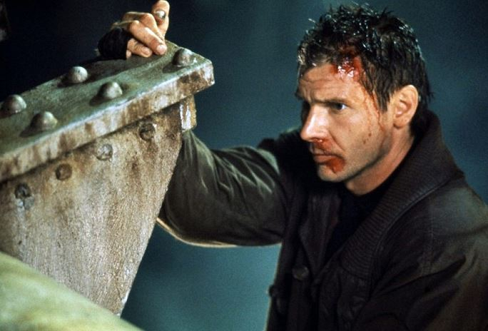 Harrison Ford jako Blade Runner (1982). Režie: Ridley Scott. Harrison Ford si zahrál i v pokračování (Blade Runner 2049), které šlo do kin minulý rok.