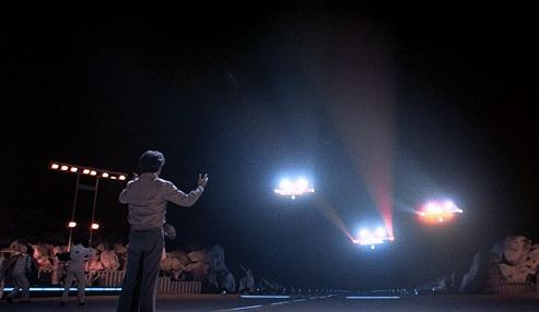 Film Blízká setkání třetího druhu podle vlastního scénáře natočil režisér Steven Spielberg. Film inspirovaný pozorováním UFO. Jeden z hrdinů spatří prapodivná světla na noční obloze...